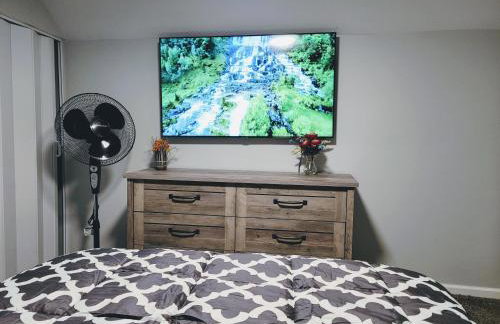 Nice house with private parking, king bed fenced yard - Foto 27