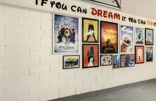 H504E Single Level POOL Home Themed Room by Disney - Foto 28