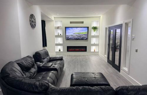 Luxury home 5 bedroom 3 bathroom games room parking - Foto 1