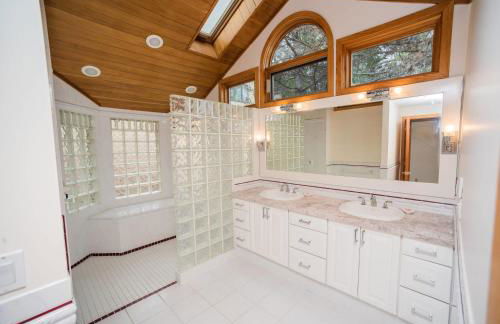 Crystal Lake Hillside with Private Sandy Beach - Foto 23