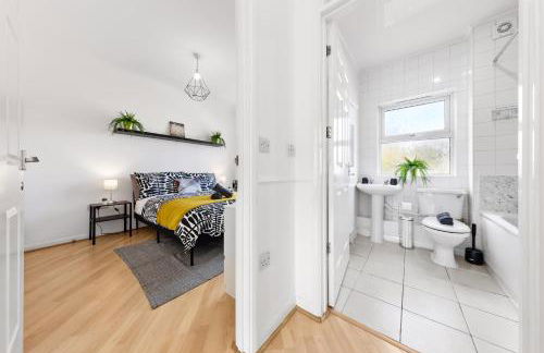 Cozylease 3 Bedroom Canary Wharf Family,Workcation, Fast WiFi, Workspace,1 stop to City - Photo 18