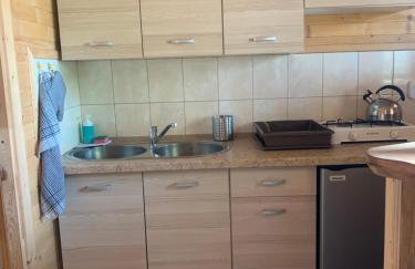 Domek nad jeziorem Wilczyńskim dla czterech osób, sypialnia z łożem małżeńskim oraz salon z rozkładanym narożnikiem - Photo 6