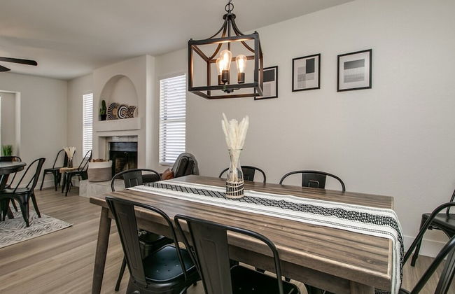 Upgraded 4-bdrm Beautiful Home W/pool! - Foto 27