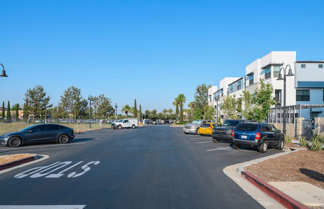 Chic Modern Retreat With Stunning Views - Photo 56