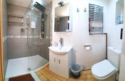 FREE DOG STAY - LARGE APARTMENT - FREE PUBLIC PARKING BEDROOM TV, WALK in SHOWER - FULL Kitchen - NETFLIX - Super Fast WiFi - DVD's-Welcome Tray - No Deposits - Just Meters from Gavin n Stacey Film House - Foto 2