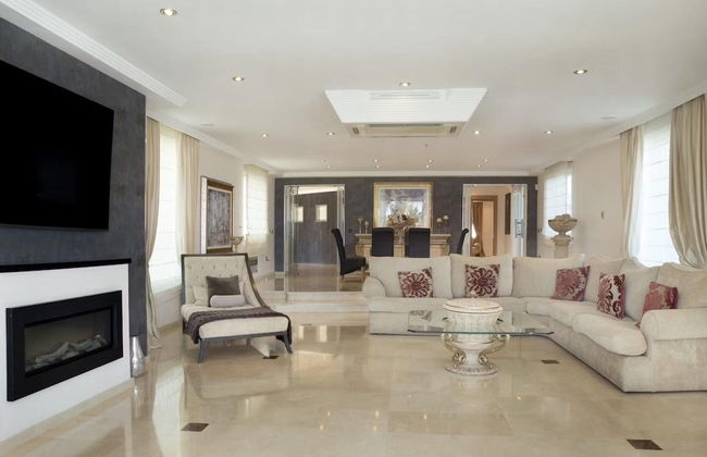 Modern Versace-themed Villa - Foto 10