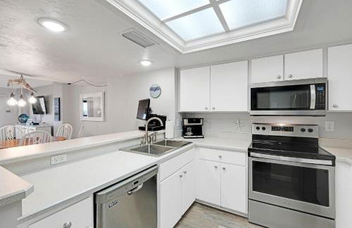 Oceanfront with great beach views from all rooms & balcony, heated pool, and garage - Photo 20