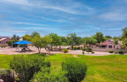 Boho Chic Arizona Villa w Pool & Mini Golf - Foto 10