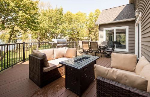 Immerse in Luxury Grand 5BR Lakefront Haven Views - Foto 31