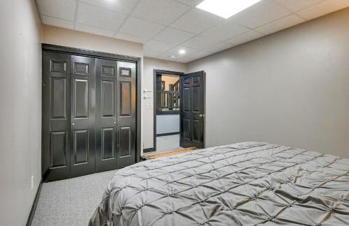 Large Home with Indoor Basketball Court and Game Room! - Foto 39