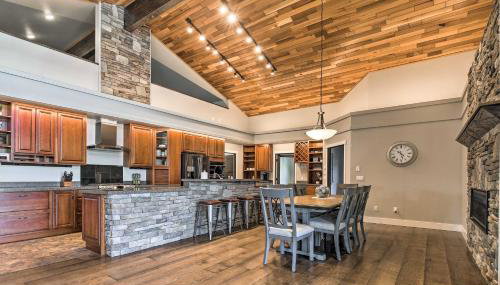 Mendenhall Valley Escape with Furnished Deck! - Foto 1