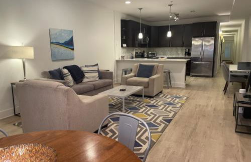 Luxe 2BD2BA Townhouse in Hip Area - Near Metro - Photo 2