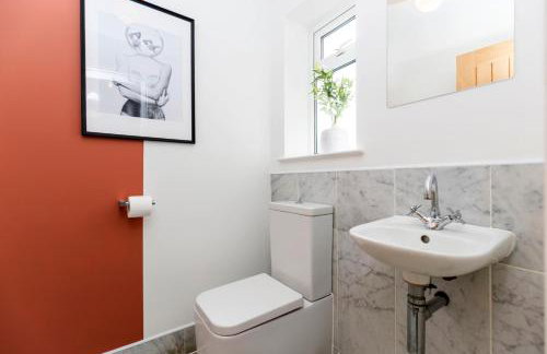 Stunning Bishop Auckland House with 5-bedrooms & 8 Beds Sleeps 12 with Free Parking by PureStay - Foto 57