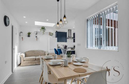 Modern 3BR Home in 9 Anson Rd Near Sandwell Hospital with Garden and Free Parking - Foto 18