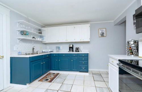 Renovated 3 bedroom close to downtown! - Photo 4