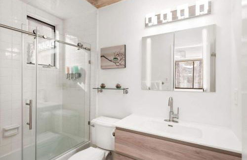 Renovated Riverfront 3 BR, 2 BA with Pool - Walk to Town! - Foto 11