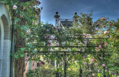 Beautiful period cottage, exceptional riverside location in the heart of Chester - Photo 38