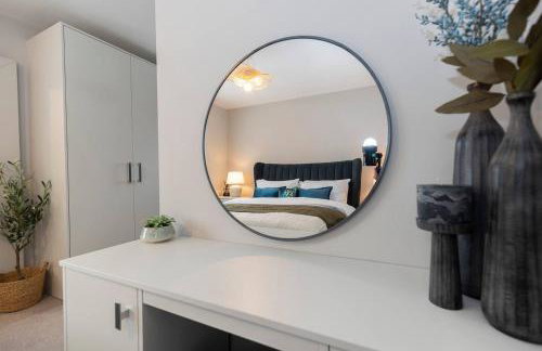 Pass the Keys 4-Bed Home with Garden Parking Near Durham - Foto 15