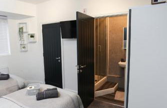 Cheerful 4-bedroom home in Sheffield - Photo 13