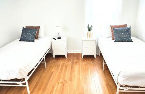 End Zone Escape-Light and Bright HOF Village Home - Foto 12