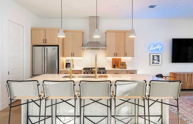 Modern Retreat w/ Pool, Guest House & Deck Lounge Henley by Avantstay - Foto 12