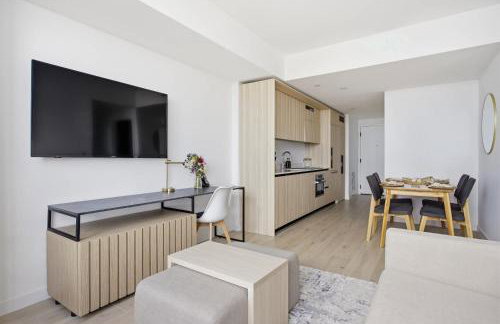 Upscale Downtown Condo Pool Gym & Skyline Views - Foto 30