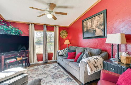 College Station Getaway with Hot Tub and Courtyard! - Photo 3