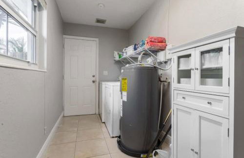 3BR 2BA Heated Pool Home Pool Table Great Location - Foto 32