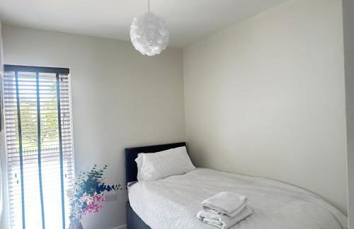 4 Bed House - Sleeps 7 - Pets - Parking - Wifi - Foto 8