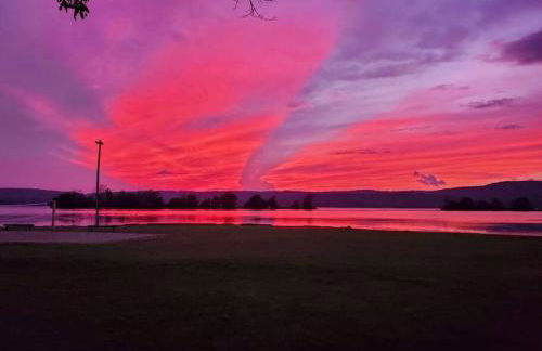 Rustic Chic Alabama Cabin w Loft Fire Pit Pet Friendly Fenced Yard Lake Guntersville - Coco Chateau - Foto 57