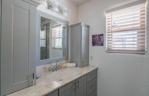 StayShores Chic Retreat – Pool HotTubSweet Sleep - Photo 19