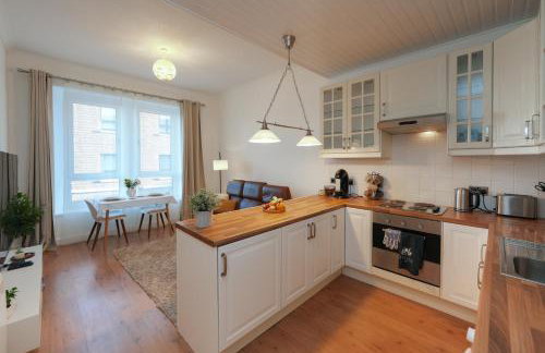 Central 1-bed flat - Walk to shops, pubs and station - Foto 1