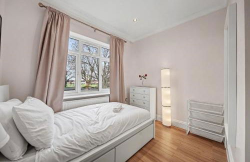 London Gem - Private Parking & Patio, 7m to Station - Foto 7