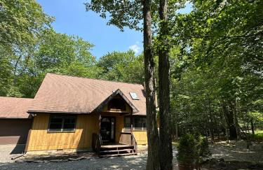 Pocono Hideout Family Home with Hot Tub Deck Sunroom Pool Big Bass Lake Larsen Lake Gouldsboro Clifton Township - Foto 27