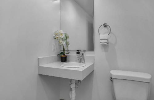 Amazing, Spacious Unit, Heart LA - Photo 12