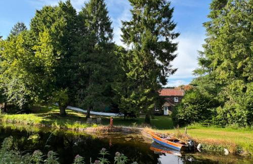 Idyllic Waterside Cottage in Mid Devon - Photo 1