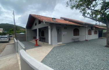 Casa de temporada na enseada para 12 pessoas - Foto 1