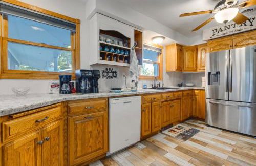 Antiquing and Fishing Riverfront Waupaca Home! - Foto 11