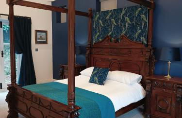 The West Wing at Eriviat Hall Hot Tub - Photo 5