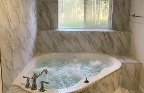 Spacious Ski Chalet W Indoor Hotub & Sep Suite! - Foto 23