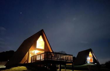 Cozy 2BR A-Frame Cabin w Hot Tub & Lake Views - Foto 33