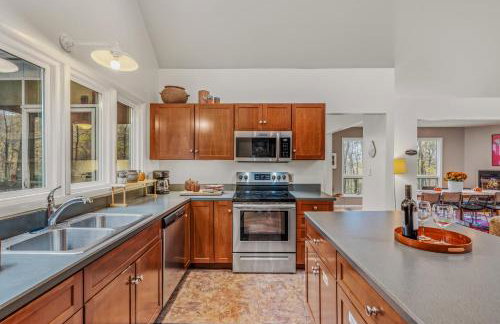 Black Forest - Wifi, Pet Friendly, Grill, Deck, Screen Porch, Family Friendly, Fireplace, Pool Access, Hiking - Foto 4