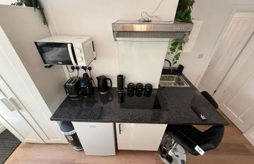 Newly Renovated Guesthouse with Free Parking - Photo 8