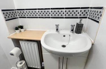 New Manchester City Getaway House with 2 FREE Parking - Foto 12