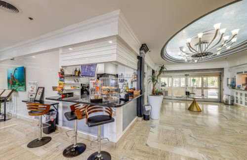 Steps to Sand! 10th-Floor Ocean Manor Unit with Pool - Foto 19