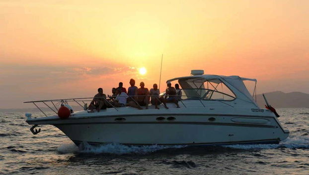 Yacht al tramonto sulla baia di Huatulco