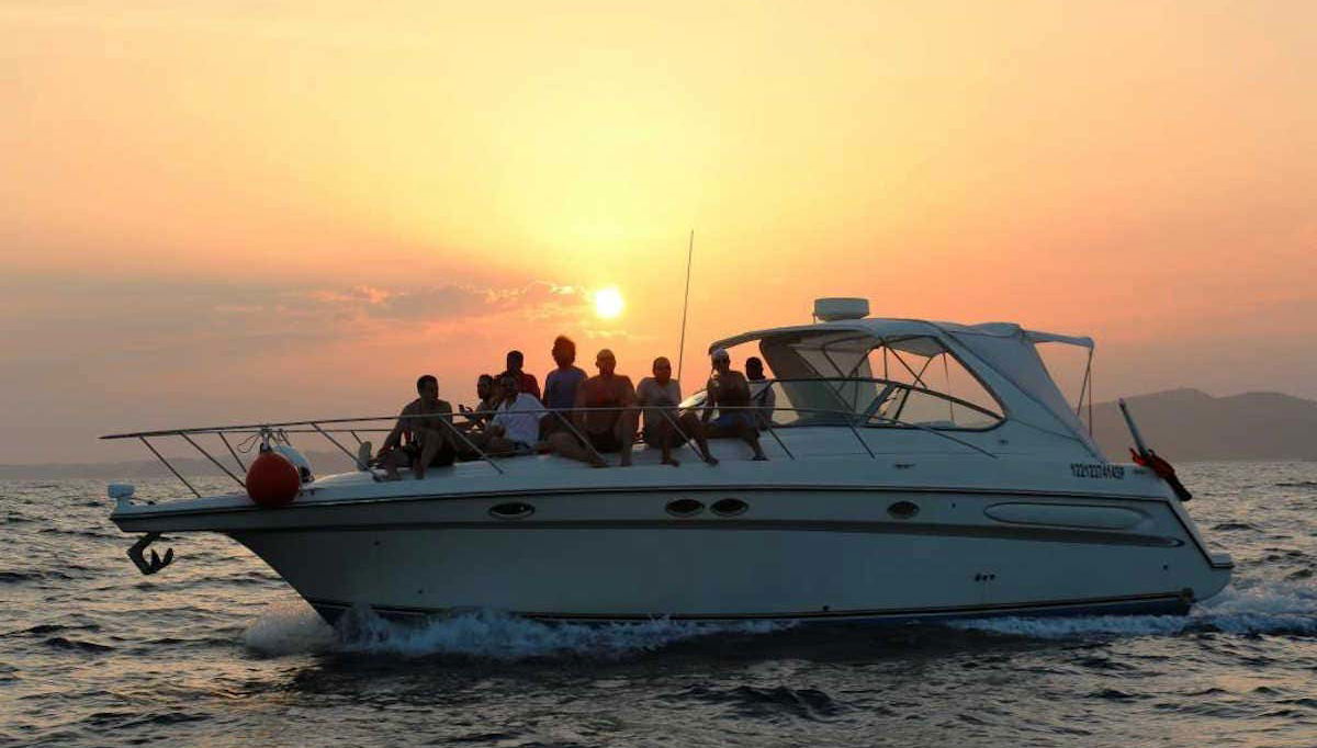 Yacht pour l'excursion dans les baies de Huatulco