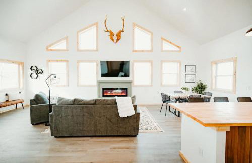 New Cabin Pet Friendly With A Game Room And King Beds - Foto 1