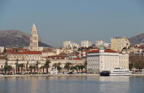 Spacious Apartment Center - Photo 46