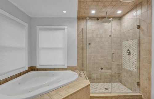 Lux Retreat with Indoor Swim Spa Game Lounge Theater Hot Tub Sauna - Foto 34